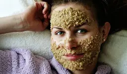 Oatmeal-face-mask-for-lightening-dark-spots.webp