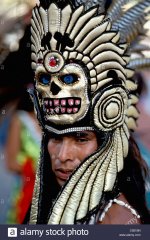 aztec-mexican-dancer-during-cinco-de-mayo-celebrations-in-downtown-C921BN.jpg