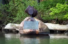 Gen_Clinton's_Dam_Monument.webp