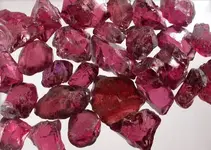 garnet-rhodolite-gemstone-rough.webp
