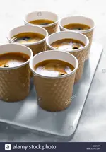 tablett-mit-tassen-kaffee-zum-mitnehmen-c8dn1t.webp
