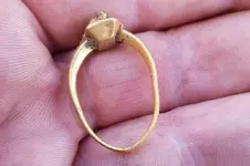 1_A-metal-detectorist-found-a-gold-Medieval-ring-buried-in-the-soil-under-a-farmers-field-in-...webp