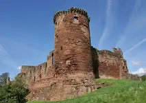 Bothwell_Castle_20080505_-_south-east_tower.webp
