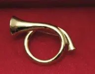 Vintage-French-Fox-Hunting-Horn-Gold-tone-Brooch.webp