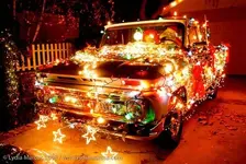 11-Crazy-Christmas-Decorated-Cars011-550x369.webp