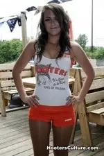 Hooters-Girls-King-Of-Prussia-Pennsylvania-1-200x300.webp