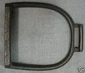 horsegear_stirrup_brass_model1833dragoon_sideview_ebay_c070_1.webp