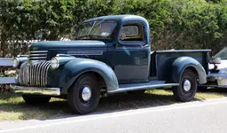 1200px-1946_Chevrolet_DP_½-ton_truck,_front_left.webp