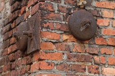 an-old-rusted-anchor-plates-on-red-brick-wall-CE6TJ7-crop.jpg