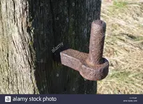 rusty-hinge-on-old-gate-post-EFYNAP.webp