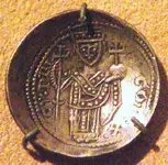 GoldBezantHughIOfCyprus1205-1218.webp