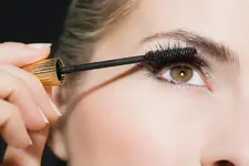 223480-675x450-Woman-applying-mascara.webp