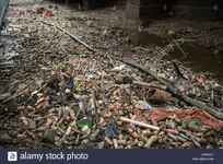 rochdale-canal-at-deansgate-locks-being-drained-of-rubbish-and-litter-KMCBJC.webp
