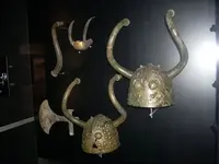800px-Bronze_Age_Helmets,_Nationalmuseet_Copenhagen.webp