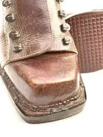 ski boot.webp