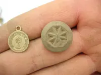 button and Q E II gold.webp button and Q E II gold.webp
