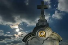 tombstone-cross-golden-wreath-sunshine-stormy-heaven-32591770.webp