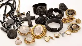 antique mourning jewellery.webp