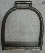 horsegear_stirrup_brass_model1833dragoon_sideview_ebay_c070_1.webp