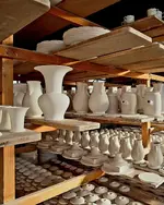 Porzellanmanufaktur_Ludwigsburg_Regal_Rohware.webp