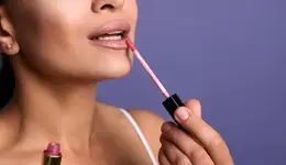 ApplicatorModel-Lipsticks-.webp