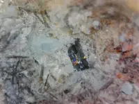 zh crack running through crystal.webp