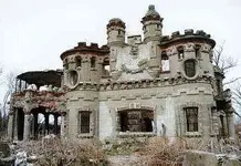 Ruins of the Bannerman residence on the Island.webp