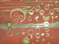 Display-case-019.webp