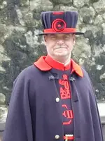 Beefeater_at_tower_of_london.webp