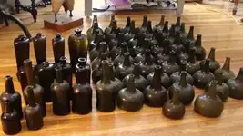 bottles 17th century-002.webp