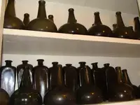 bottles 17th century-004.webp