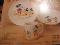 2010_0109mickymousedinnerware0011.webp