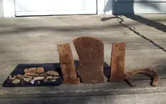axe and splitters horse shoe.webp