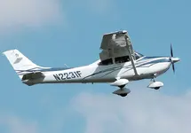 800px-Cessna182t_skylane_n2231f_cotswoldairshow_2010_arp.webp