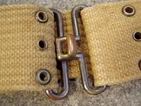 WW2_buckle_Army-web-belt_US-Model-1936_closeup.webp