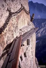 dangerous-tourist-hiking-trail-china.webp dangerous-tourist-hiking-trail-china.webp