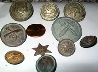 buttons_European-military-&-fireman-buttons-found-in-Utah_TN_photobyPike1313_13July2011.webp