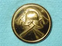 button_POSTWAR_fireman_helmet-&-crossed-axes_WaterburyButtons-dotcom_15950.webp