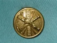 button_POSTWAR_fireman-hook-&-ladder-&-firehosenozzle_WaterburyButtons-dotcom_28597.webp