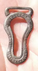 garter-clasp_1895-patent_Boston-Garter-marked_TN_photobyTrillathahunt_DSCN1659.webp