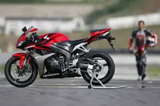 07CBR600RR_L_m.webp
