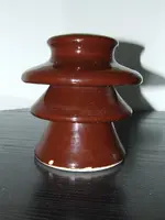 Ceramic_electric_insulator.webp