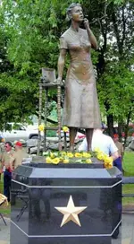 GSM%20statue%20with%20roses%20at%20unveling,%20Putnam_450.webp