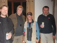 4 glade gutter, en hakket lavere enn de andre.webp