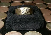 gold ring close.webp
