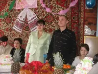 жених и невеста у стены.webp