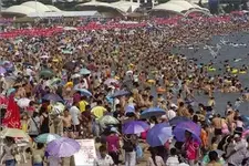 crowded_beach_china_02.webp
