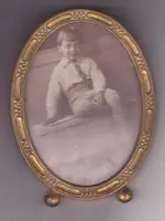 oval frame kid.webp