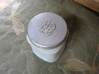 logo_PE-Co_Ponds-Extract-Company_cold-cream-jarlid-ON-JAR_circa1920s_Etsy.webp