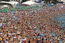 crowded-chinese-beach-during-heatwave1.jpg